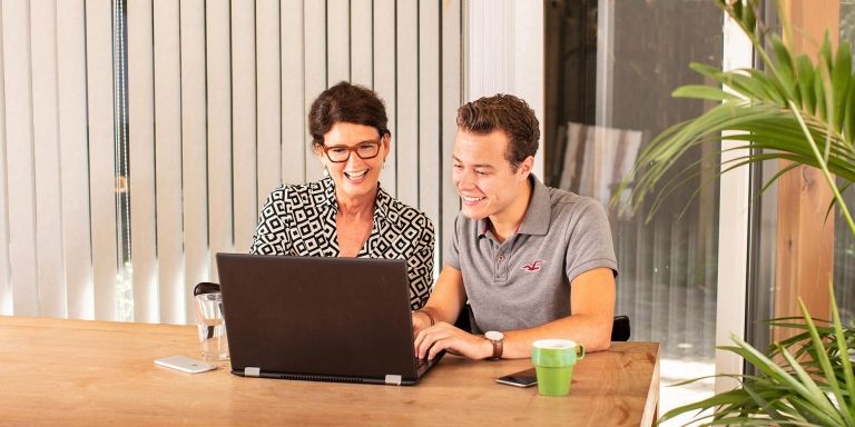 Een klant die geholpen wordt door een student van Studentaanhuis