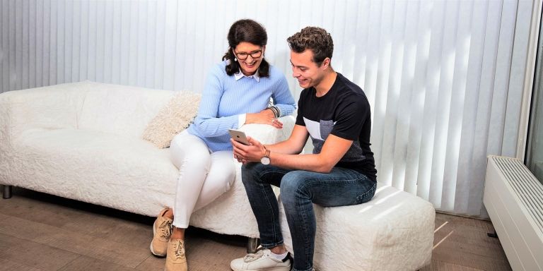 student aan huis helpt klant met internet